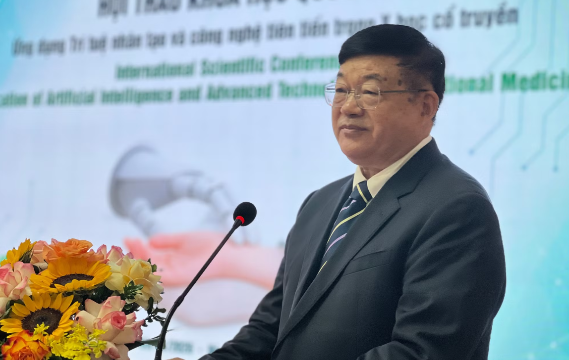 GS Liu Bao Yan, chuyên gia hàng đầu thế giới về châm cứu, phát biểu