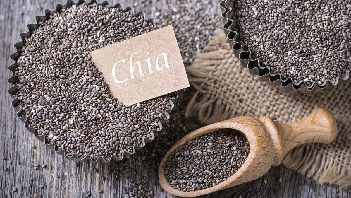 Hạt chia là nguồn omega-3 thực vật (ALA) phổ biến, đồng thời giàu chất xơ, protein