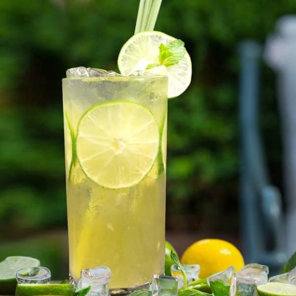 Nước chanh dồi dào vitamin C, magie, canxi giúp tăng cường miễn dịch, chống nhiễm trùng