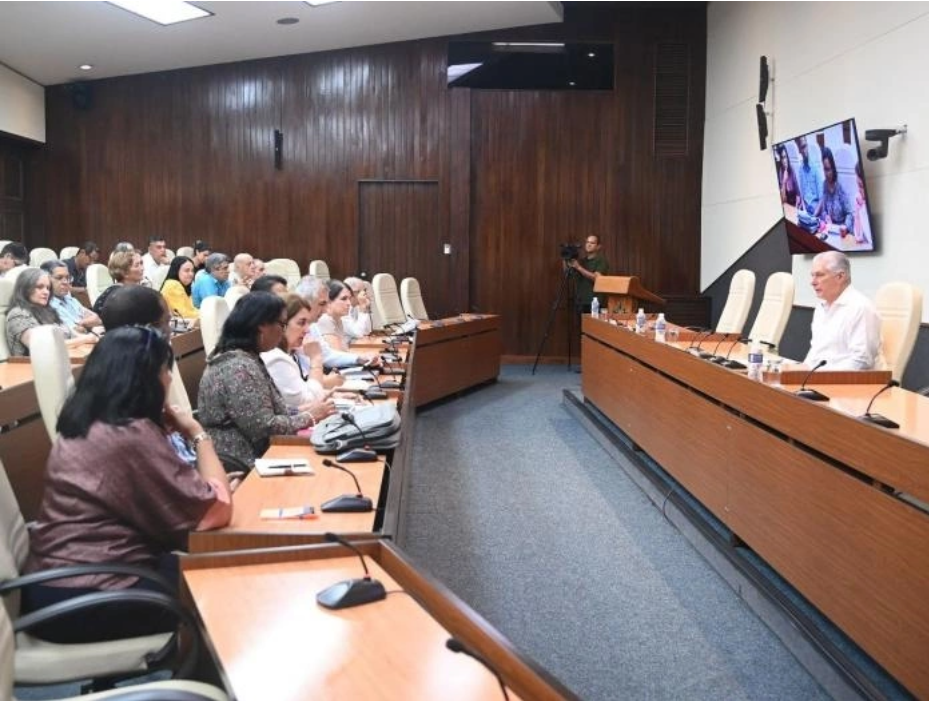 Chủ tịch Cuba Miguel Díaz-Canel (áo trắng) họp cùng các nhà khoa học về vấn đề y tế, ngày 27/5