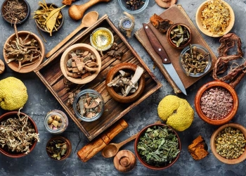 Y học cổ truyền kết hợp hiện đại: Người bệnh hưởng lợi gì từ chính sách mới?